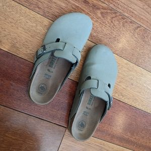 Barely worn Birkenstock Bostons